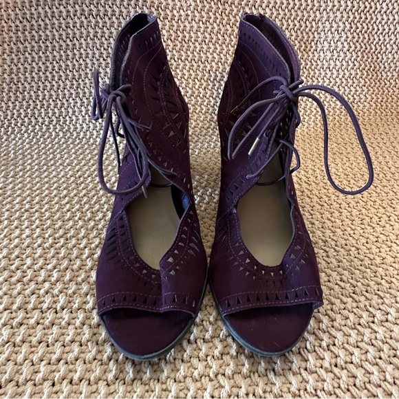 Burgundy heel boots - Picture 1 of 10